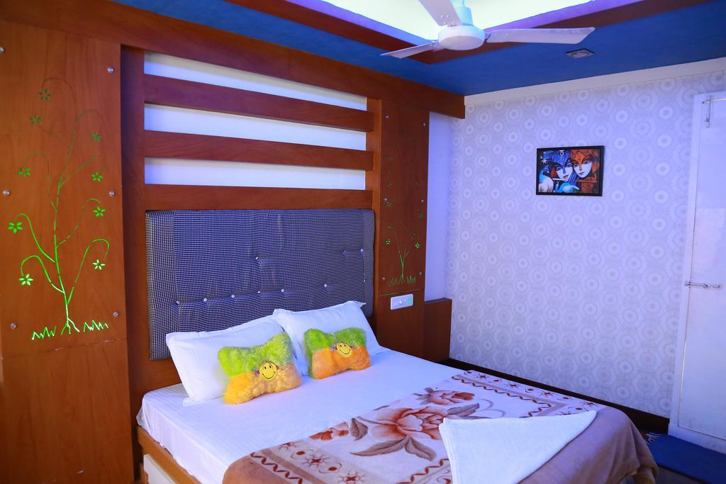 Marari Houseboat Hotell Mararikulam Exteriör bild