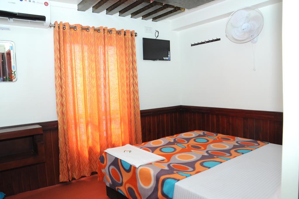 Marari Houseboat Hotell Mararikulam Rum bild